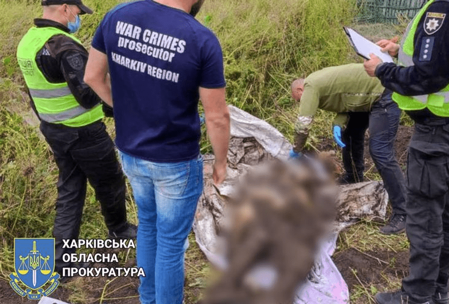 Corpuri de civili cu „urme de tortură“ într-o localitate eliberată în regiunea Harkov 