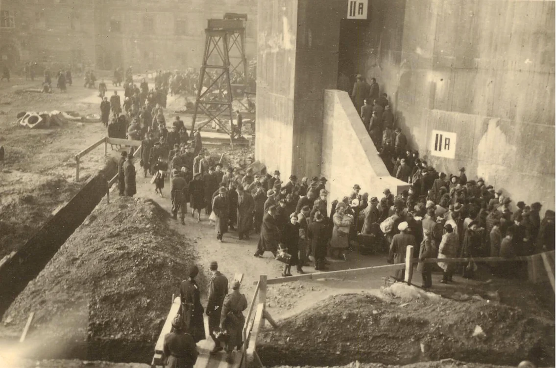 Vienezi refugiindu-se în turnul de artilerie din Stiftskaserne în 1944, în timpul raidurilor aeriene
