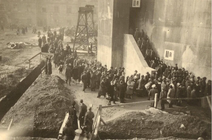 Vienezi refugiindu-se în turnul de artilerie din Stiftskaserne în 1944, în timpul raidurilor aeriene