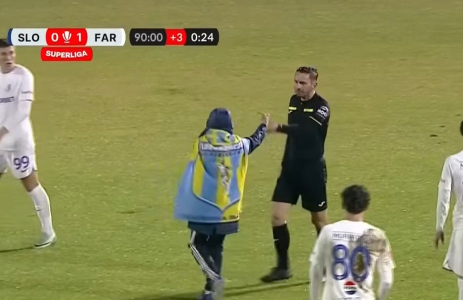 România needucată: scenă șocantă cu un copil arătând degetul mijlociu arbitrului, în timpul meciului