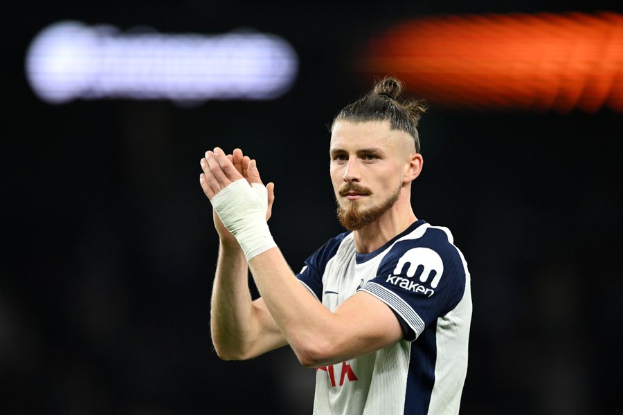 Radu Drăgușin l-a transformat în anonim pe Haaland în execuția lui Tottenham de pe terenul lui Manchester City