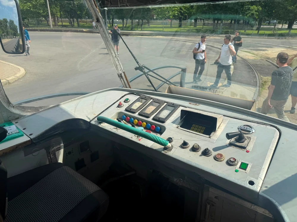 Interiorul cabinei de conducere a unui tramvai Tatra, cu pedale în loc de manșă sau controller