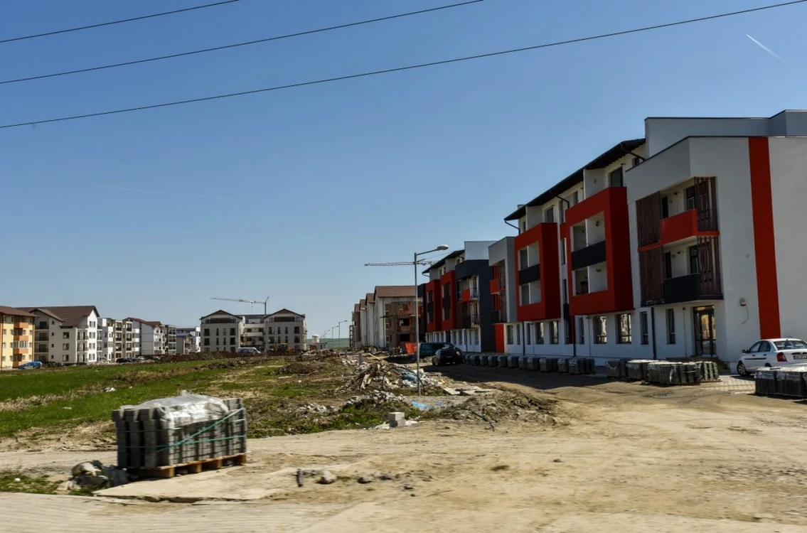 Aflat chiar la marginea Sibiului, dar pe teritoriul Cisnădiei, Cartierul Arhitecţilor are mii de locuitori, dar nu are infastructură urbană FOTO Silvana Armat