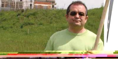 În loc să taie cheltuielile de consum, premierul Emil Boc foloseşte celebra-i coasă pentru a reteza fondurile de investiţii