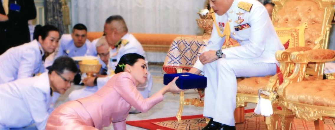 Regele thailandez Maha Vajiralongkorn Bodindradebayavarangkun se căsătoreşte cu generalul Suthida Vajiralongkorn na Ayudhya numită regina Suthida FOTO EPA-EFE / Biroul Casei Regale