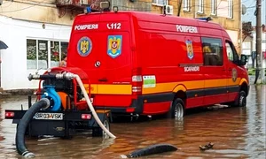 Pompierii au scos apa de pe străzile inundate jpeg