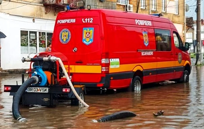 Pompierii au scos apa de pe străzile inundate