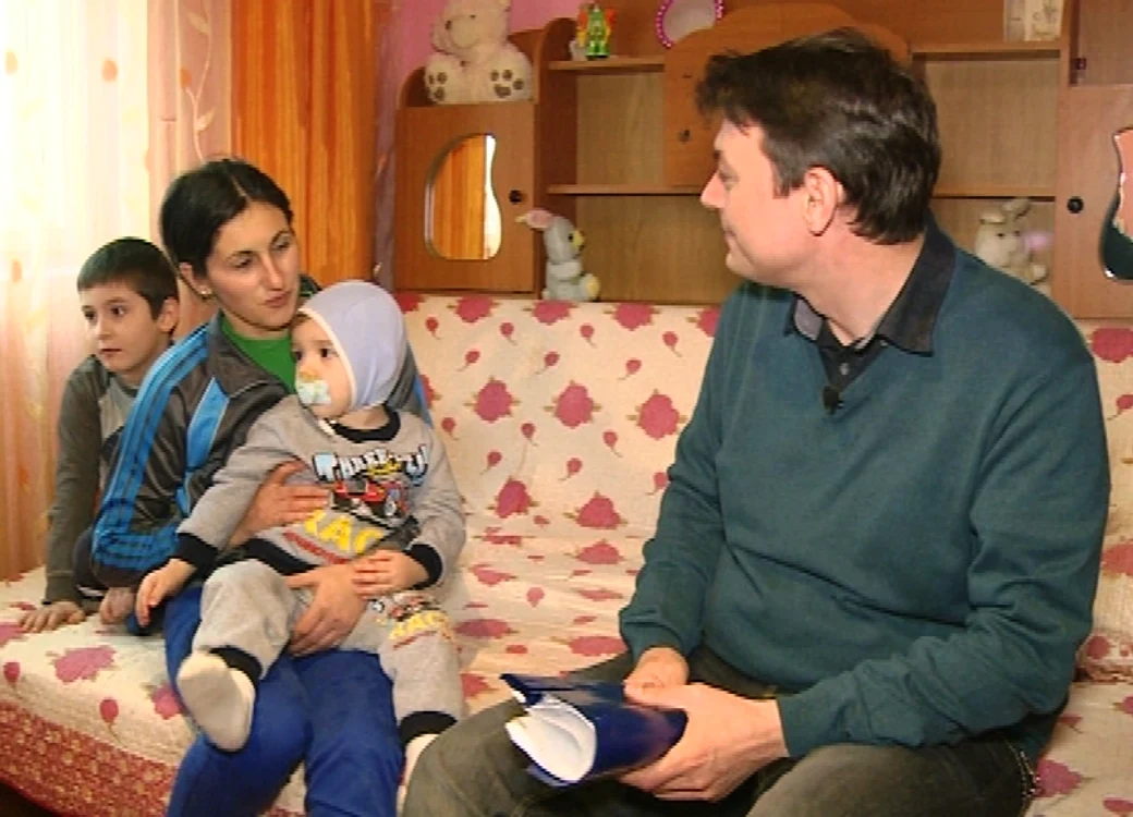 
    Mihai Ursu și echipa "Revendicarea" încearcă să-i redea băiețelului auzulFoto: Prima TV  
