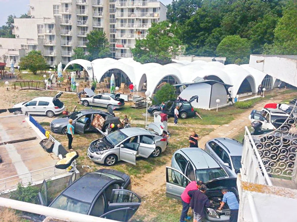Oamenii au scos din maşini canapelele şi le-au pus la uscat pe peluza din faţa unui hotel din Albena Foto Click!