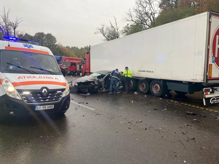 Accident pe DN7 Piteşti - Râmnicu Vâlcea. O maşină s-a făcut praf într-o coliziune cu un TIR