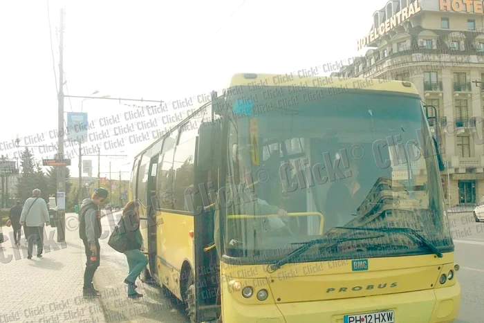 Nicoleta Andronescu  ne arată legitimaţia  de călătorie gratuită (Fotografii: Andreea Dancu)