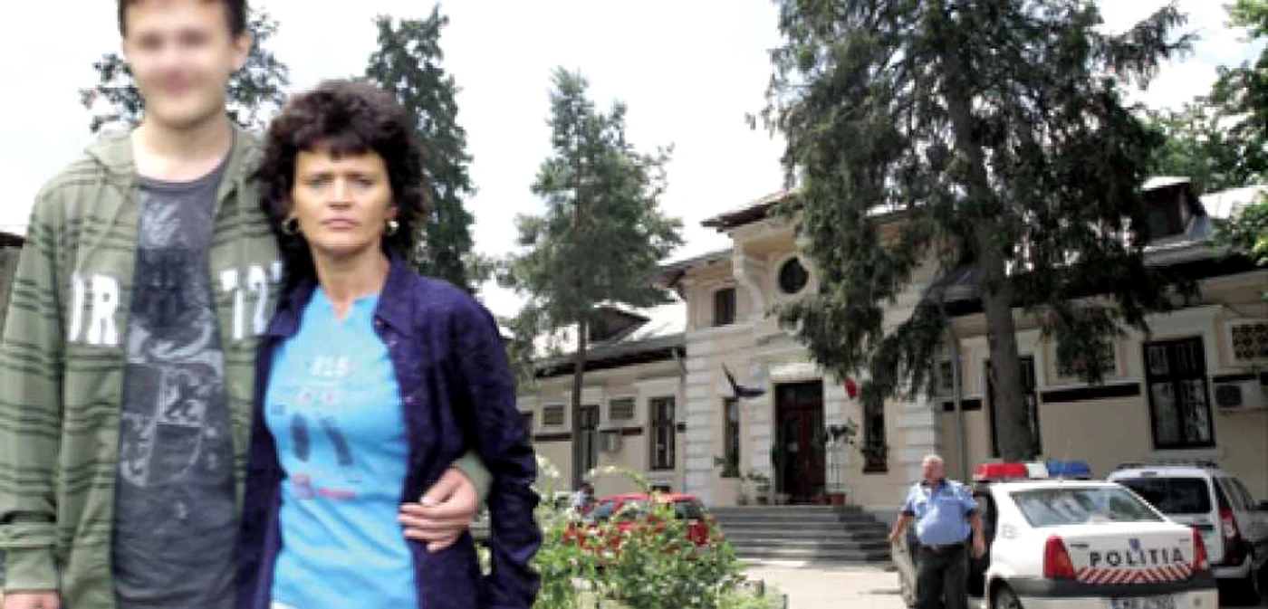 Silviu, alături de mama lui, în vremurile bune. Acum poliţia îl supraveghează la Spitalul Socola
