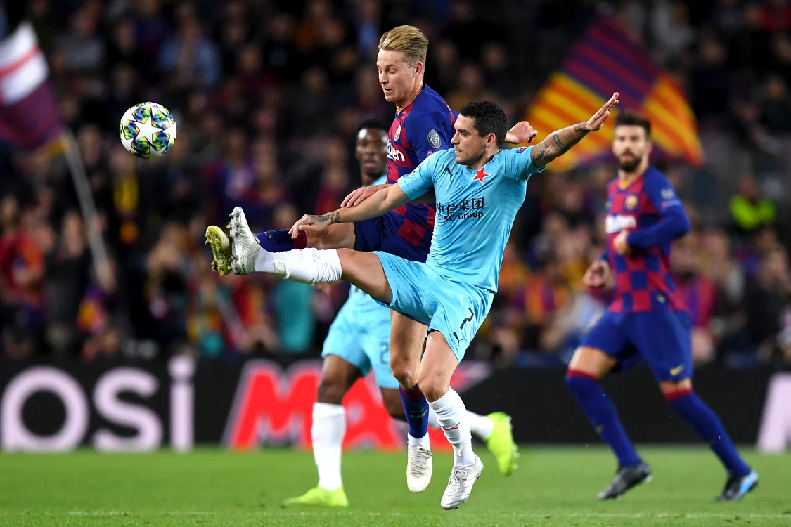 
    Nicolae Stanciu luptă pentru balon cu Frenkie de JongFoto: Guliver / GettyImages  