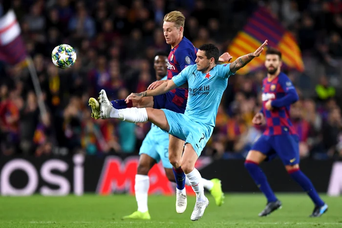 
    Nicolae Stanciu luptă pentru balon cu Frenkie de JongFoto: Guliver / GettyImages  