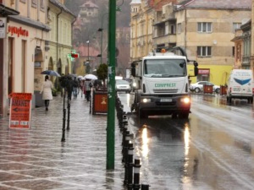La Braşov se curăţă străzile pe ploaie.FOTOnewsbv.ro.