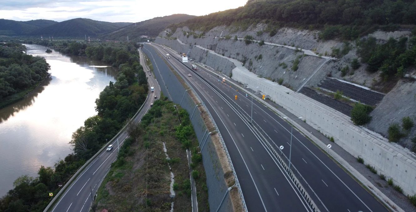 Pe A1 se trasează marcaje rutiere FOTO arhivă Adevărul