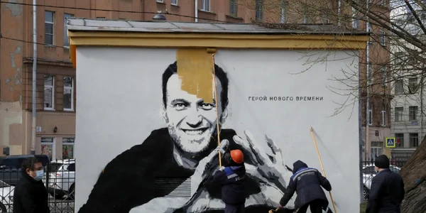 Graffiti cu Aleksei Navalnii indepartat de muncitori FOTO EPA-EFE