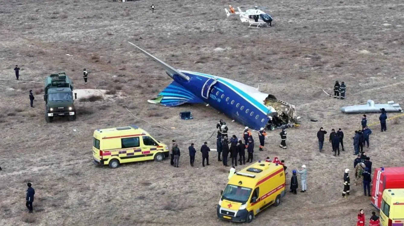Rusia a admis oficial că aeronava azeră s-a prăbușit din cauza apărării ruse. FOTO: X/@MarioNawfal