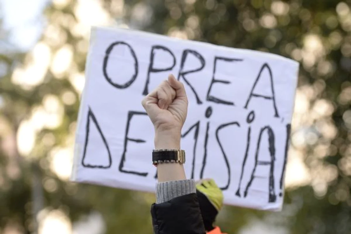 
    Afișul unui protestatar din Piața UniversitățiiFoto: Click!  