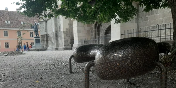 Bănci metalice în Curtea Bisericii Negre FOTO Ioan Buciumar