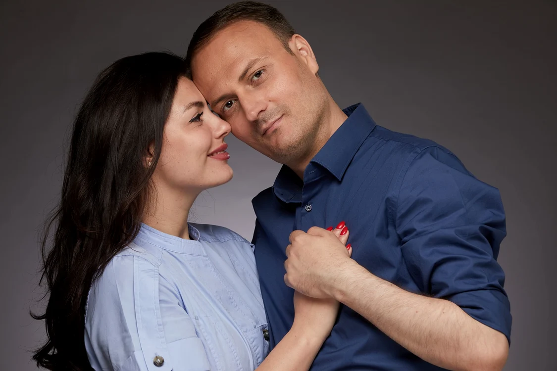 
    Alexandru Cumpănaşu, alături de Simona, soţia lui care i-a dăruit trei copiiFoto: arhivă personală  