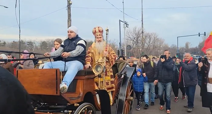 IPS Teodosie în caleașca Foto A.I.