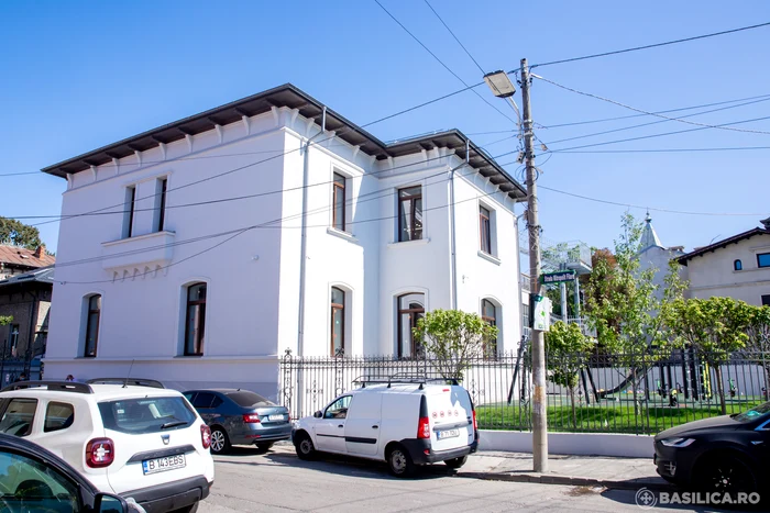 Grădinița este situată lângă sediul Patriarhiei Române