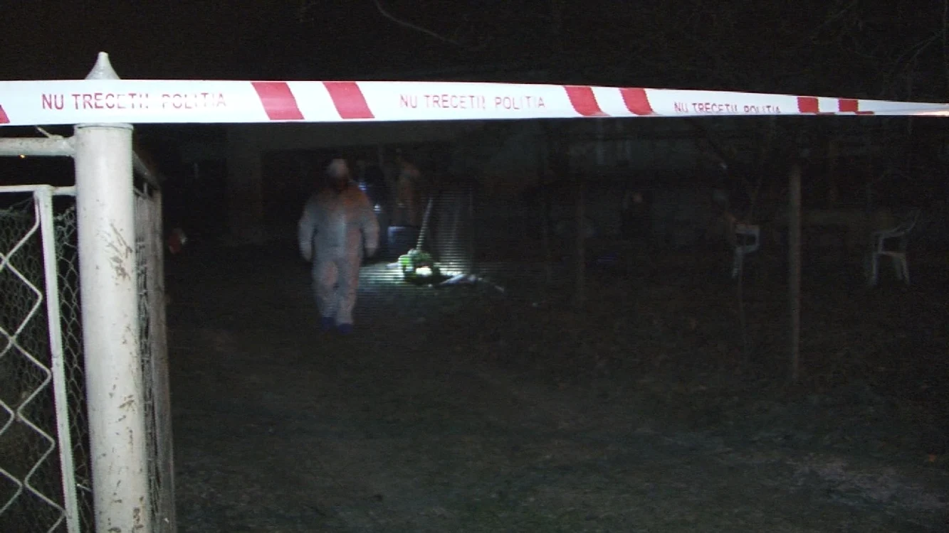 Anchetatorii au ridicat cadavrul din fântână și au cules probe de la locul crimei, iar casa a fost sigilată