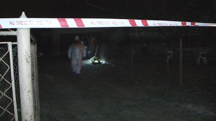 Anchetatorii au ridicat cadavrul din fântână și au cules probe de la locul crimei, iar casa a fost sigilată