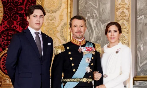 Regele Frederik, Regina Mary si fiul lor jpg