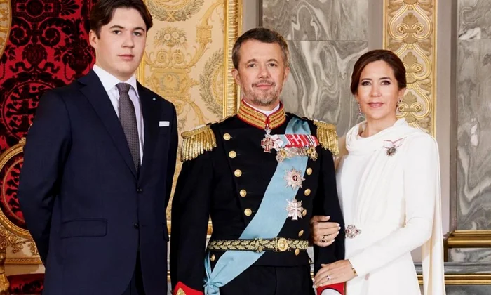 Regele Frederik, Regina Mary si fiul lor jpg