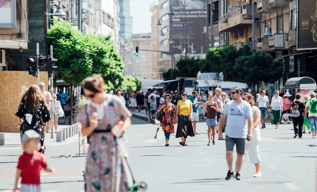 
    Calea Victoriei este cea mai aglomerată zonă de promenadă din București  