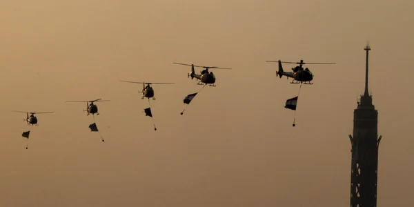 Elicoptere militare zboara deasupra pietei Tahrir din Cairo Egiptul celebreaza atacul asupra fortelor israeliene din timpul razboiului din 1973 foto reuters