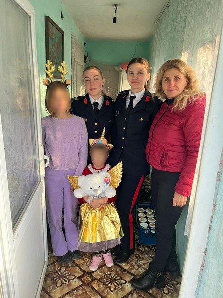 Povestea impresionantă a Ruxandrei, adolescenta în uniformă militară care aduce zâmbetul pe chipul copiilor bolnavi de cancer