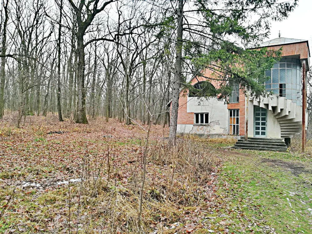 Iniţial din lemn,  cabana a fost  modernizată  de comunişti 