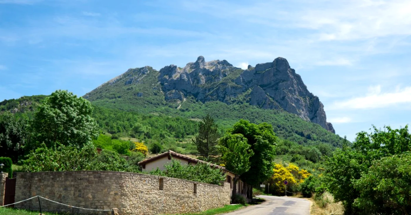 Vedere spre vârful Bugarach FOTO Shutterstock