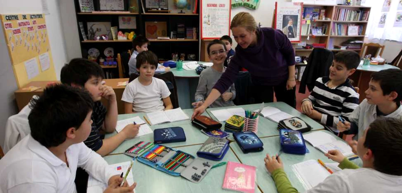 Alege profesorul care a contribuit la educaţia copilului tău