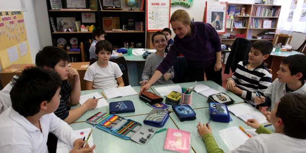 Alege profesorul care a contribuit la educaţia copilului tău