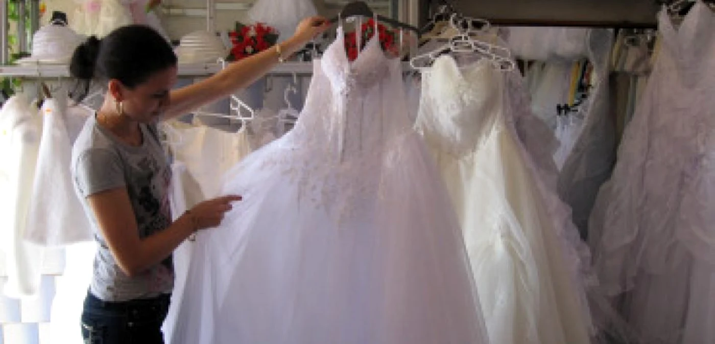 Slatina: Slătinencele îşi cumpără rochiile de mireasă din oraşele mari