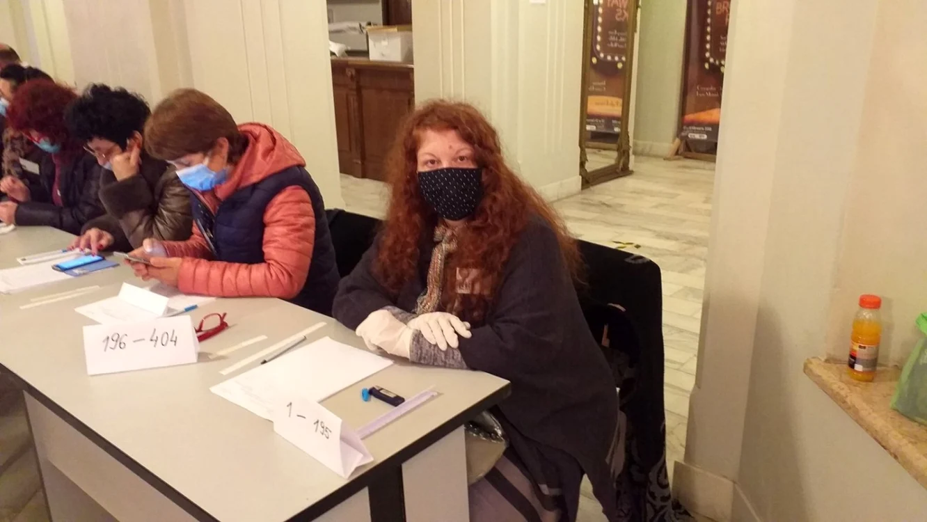 Olimpia Săpunaru este unul dintre membrii secţiilor de votare care au mers cu urna mobilă la persoanele infectate cu COVID 19.  FOTO: Ştefan Borcea