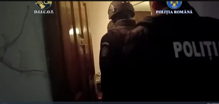 Perchezițiile au loc la o adresă din Pitesti. FOTO captură video Poliția Pomână