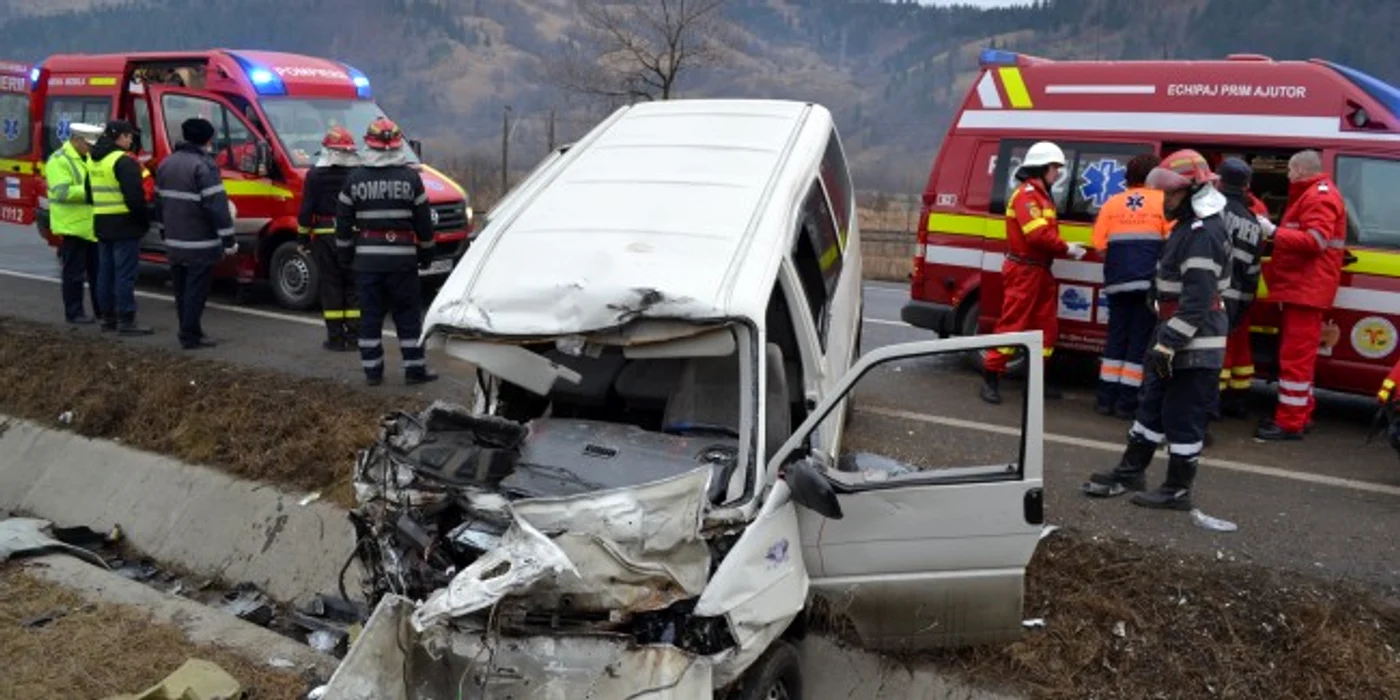 
    Microbuzul a fost făcut praf de autoutilitară (foto:Arhivă)  