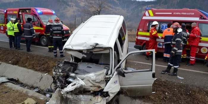 
    Microbuzul a fost făcut praf de autoutilitară (foto:Arhivă)  