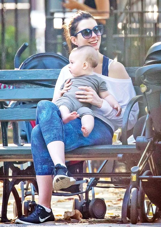 Anne  Hathaway: 34 de ani, a născut la  24 martie 2016, locul naşterii:  Los Angeles 