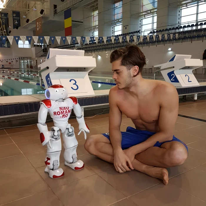 Robert Glinţă, faţă în faţă cu roboţelul Nao.