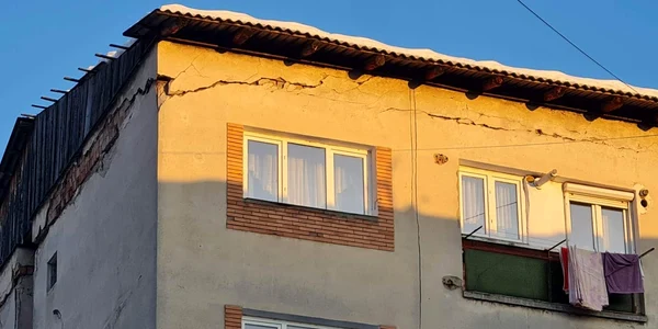 Bloc fisurat în Lupeni. Foto: Informația Văii Jiului