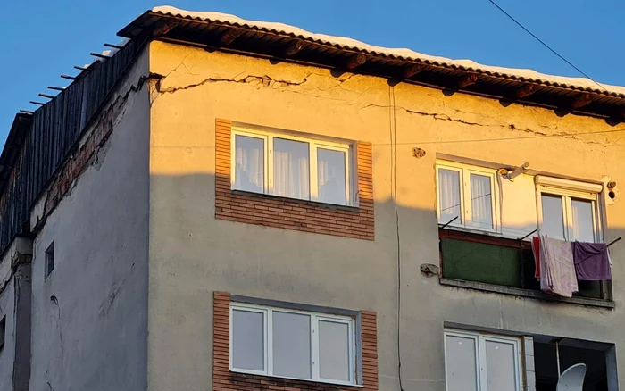 Bloc fisurat în Lupeni. Foto: Informatia Vaii Jiului