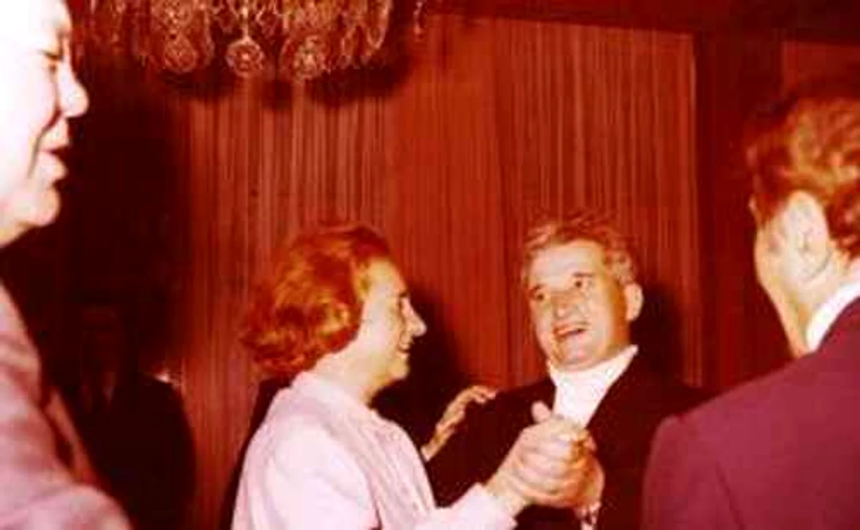 
    Nicolae şi Elena Ceauşescu, la o petrecere cu dans şi nomenclaturişti.  