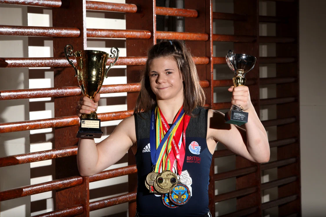 Rebekah poate să ridice 203 kilograme