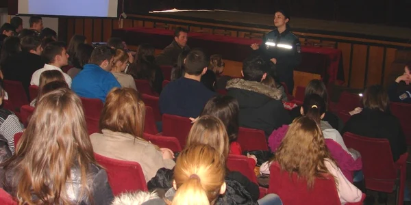 Proiectul a avut ca obiectiv conştientizarea elevilor asupra nocivităţii violenţei şi faptelor antisociale